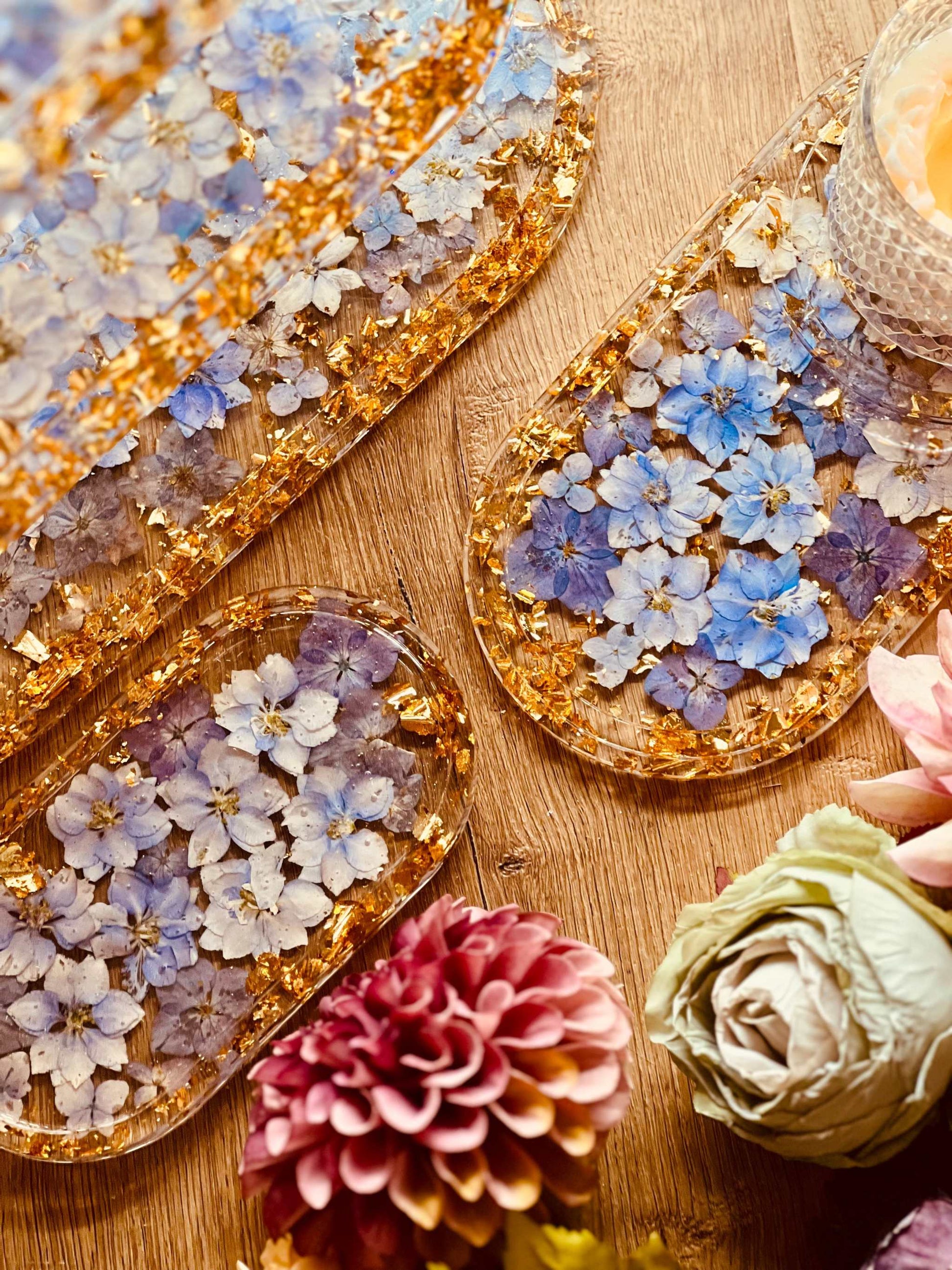 Einzigartige ovale Resin Etagere mit schimmerndem Blattgold und violetten Blüten – perfekte Ergänzung zu edlen Wohnaccessoires.Epoxidharz Etagere Kuchenstaender violett gold Set mit Tablettdesign