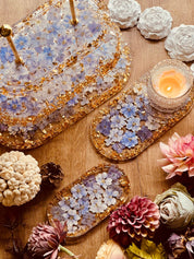 Epoxidharz Etagere Kuchenstaender violett gold florale Kombination. 
Ovale Resin Etagere mit violetten Blüten und Blattgold, 3-stöckig und handgefertigt – stilvolle Dekoration und individuelles Geschenk.
