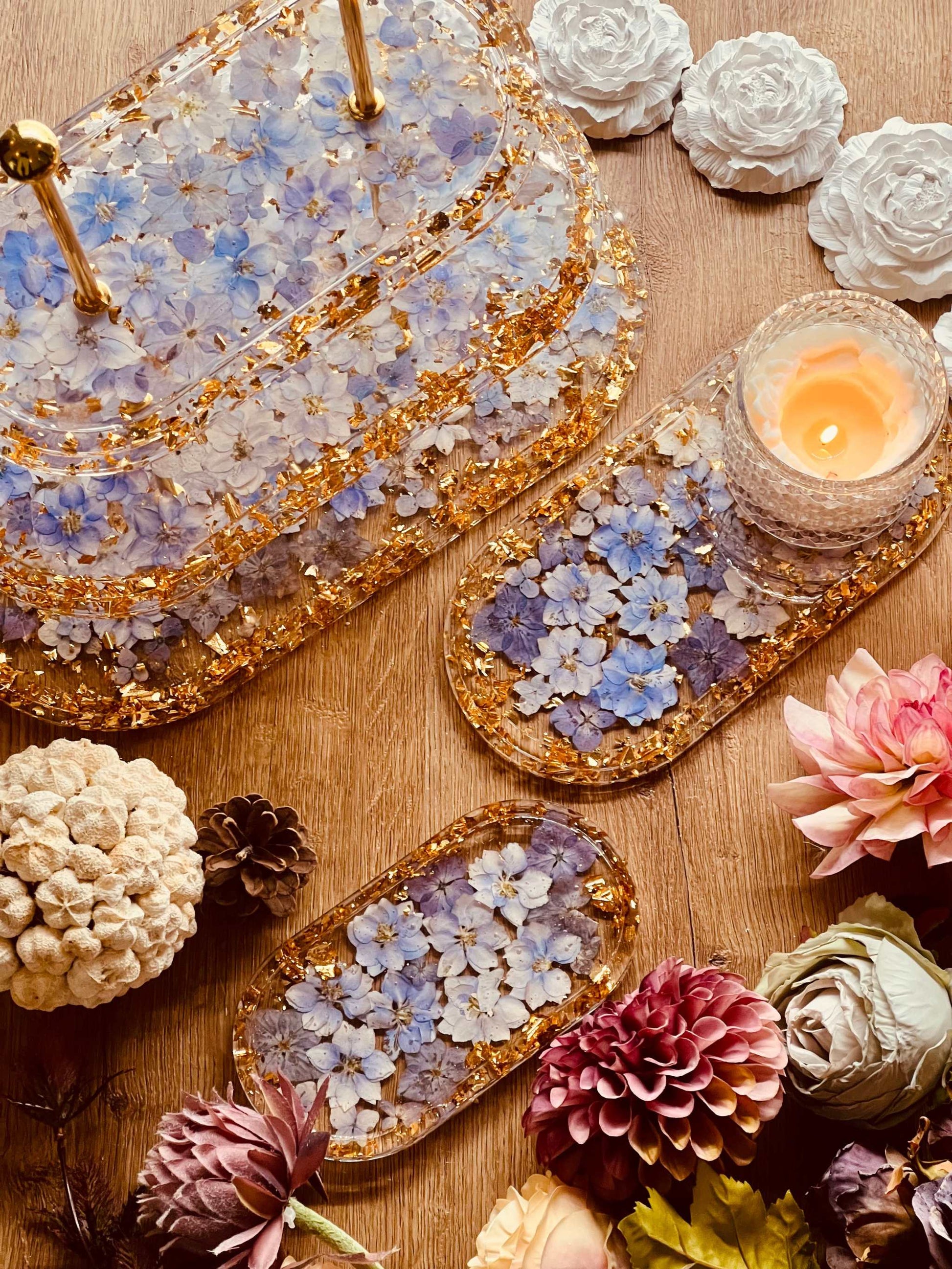 Epoxidharz Etagere Kuchenstaender violett gold florale Kombination. 
Ovale Resin Etagere mit violetten Blüten und Blattgold, 3-stöckig und handgefertigt – stilvolle Dekoration und individuelles Geschenk.

