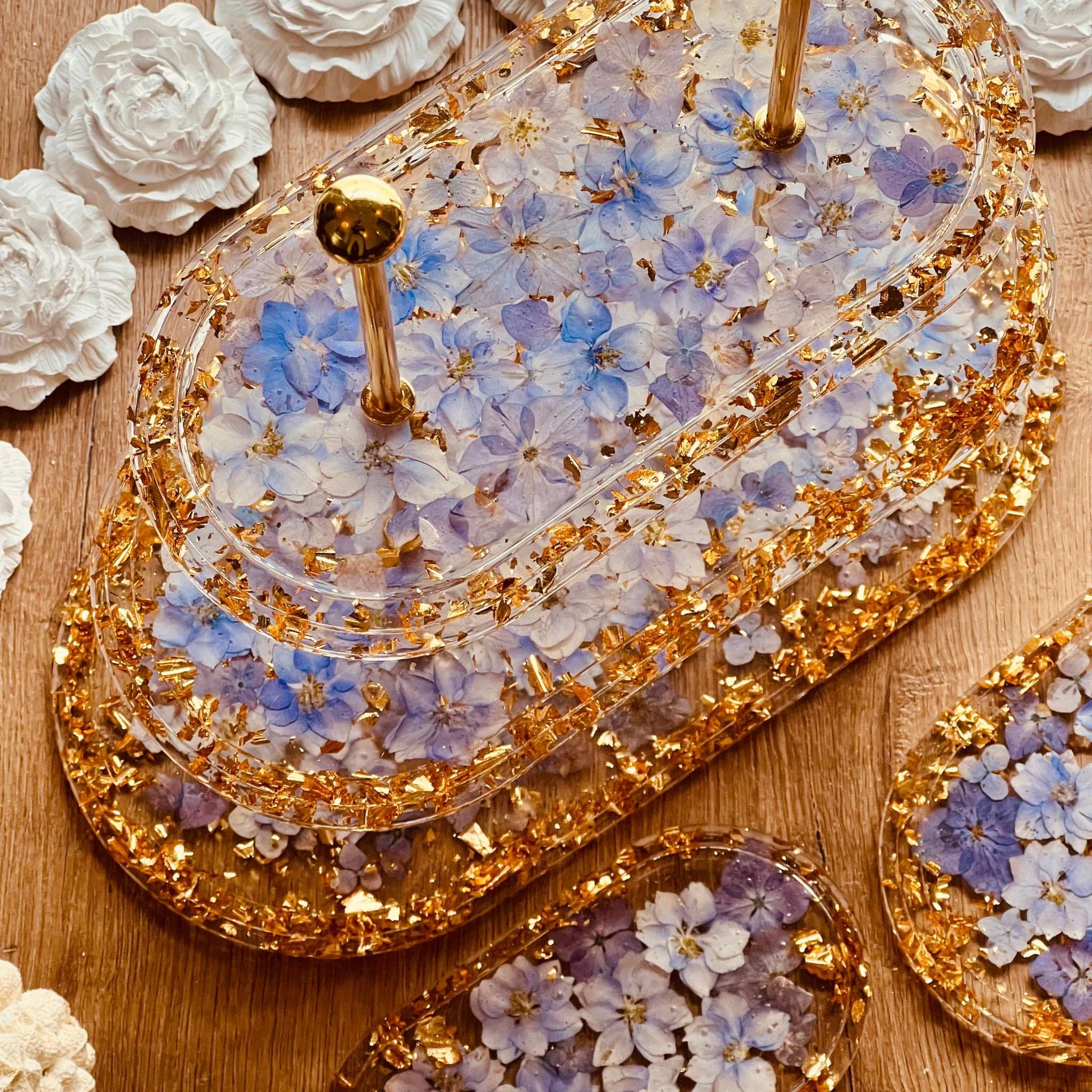 Epoxidharz Etagere Kuchenstaender violett gold mit passendem Tablett. Elegante ovale Etagere mit violetten Blüten und Blattgold, handgefertigt – ein Unikat mit passendem Tablett für besonderen Stil.