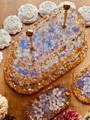 Epoxidharz Etagere Kuchenstaender violett gold mit passendem Tablett. Elegante ovale Etagere mit violetten Blüten und Blattgold, handgefertigt – ein Unikat mit passendem Tablett für besonderen Stil.