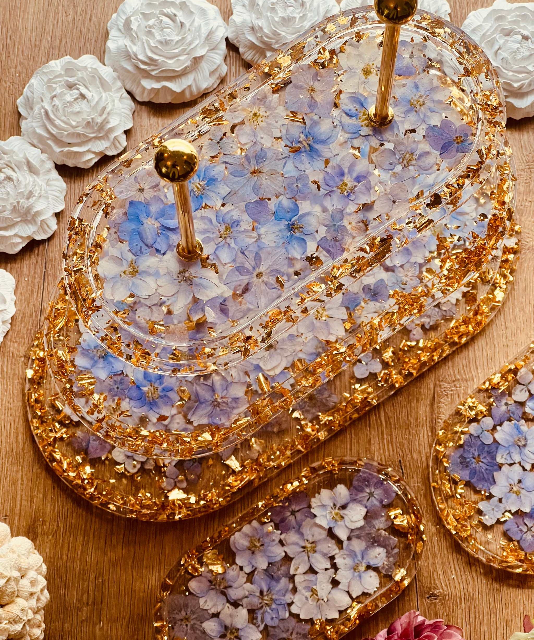 Epoxidharz Etagere Kuchenstaender violett gold mit passendem Tablett. Elegante ovale Etagere mit violetten Blüten und Blattgold, handgefertigt – ein Unikat mit passendem Tablett für besonderen Stil.