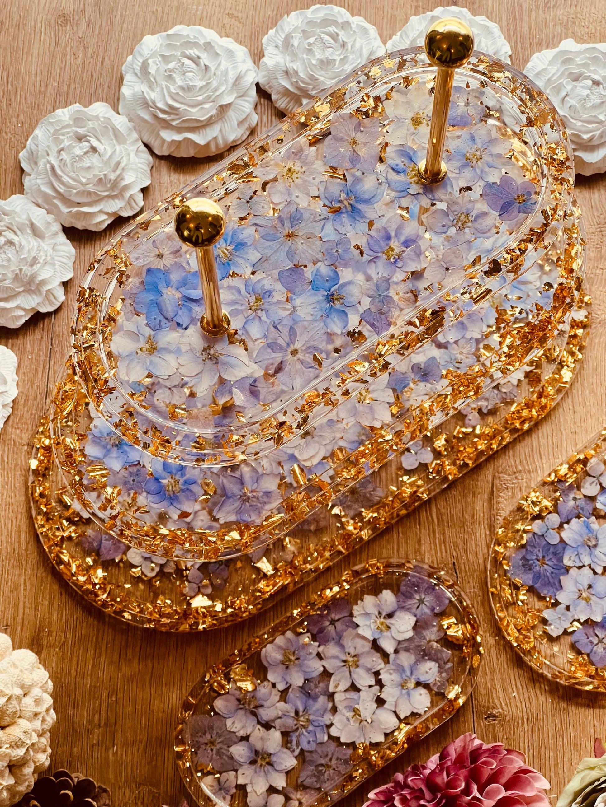 Epoxidharz Etagere Kuchenstaender violett gold mit passendem Tablett. Elegante ovale Etagere mit violetten Blüten und Blattgold, handgefertigt – ein Unikat mit passendem Tablett für besonderen Stil.
