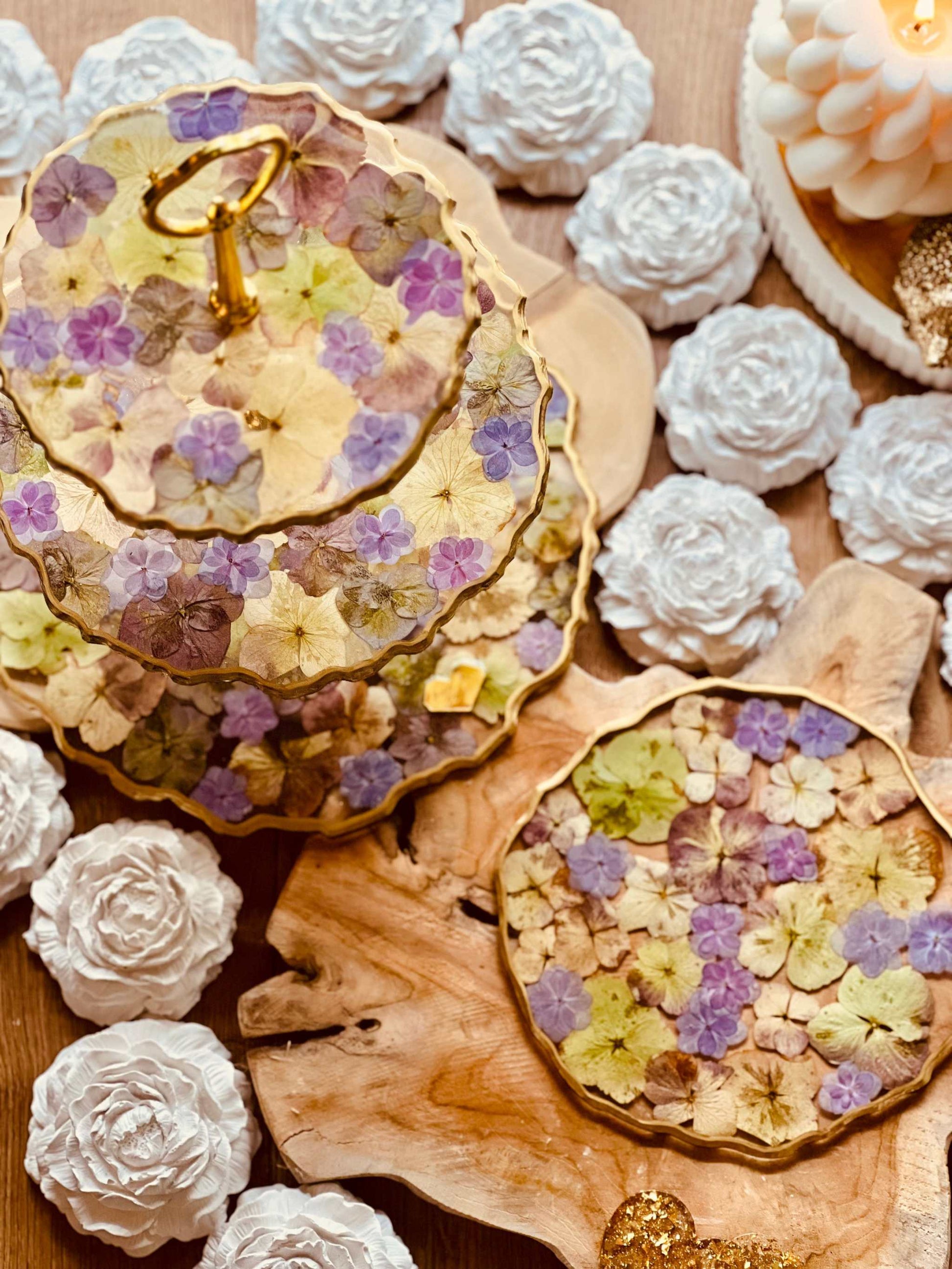 Edle Resin Etagere mit goldenen Details, violetten und naturfarbenen Hortensien. Ideal für Hochzeiten, Feste oder als Geschenkidee.Epoxidharz Etagere Kuchenstaender violett naturfarben Gold Kombination