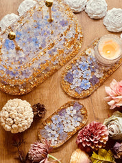 Exklusive ovale Resin Etagere mit violetten Blüten und Blattgold, 3-stöckig, handgefertigt – einzigartig und passend mit edlem Tablett. Epoxidharz Etagere Kuchenstaender violette Trockenblumen mit Blattgold