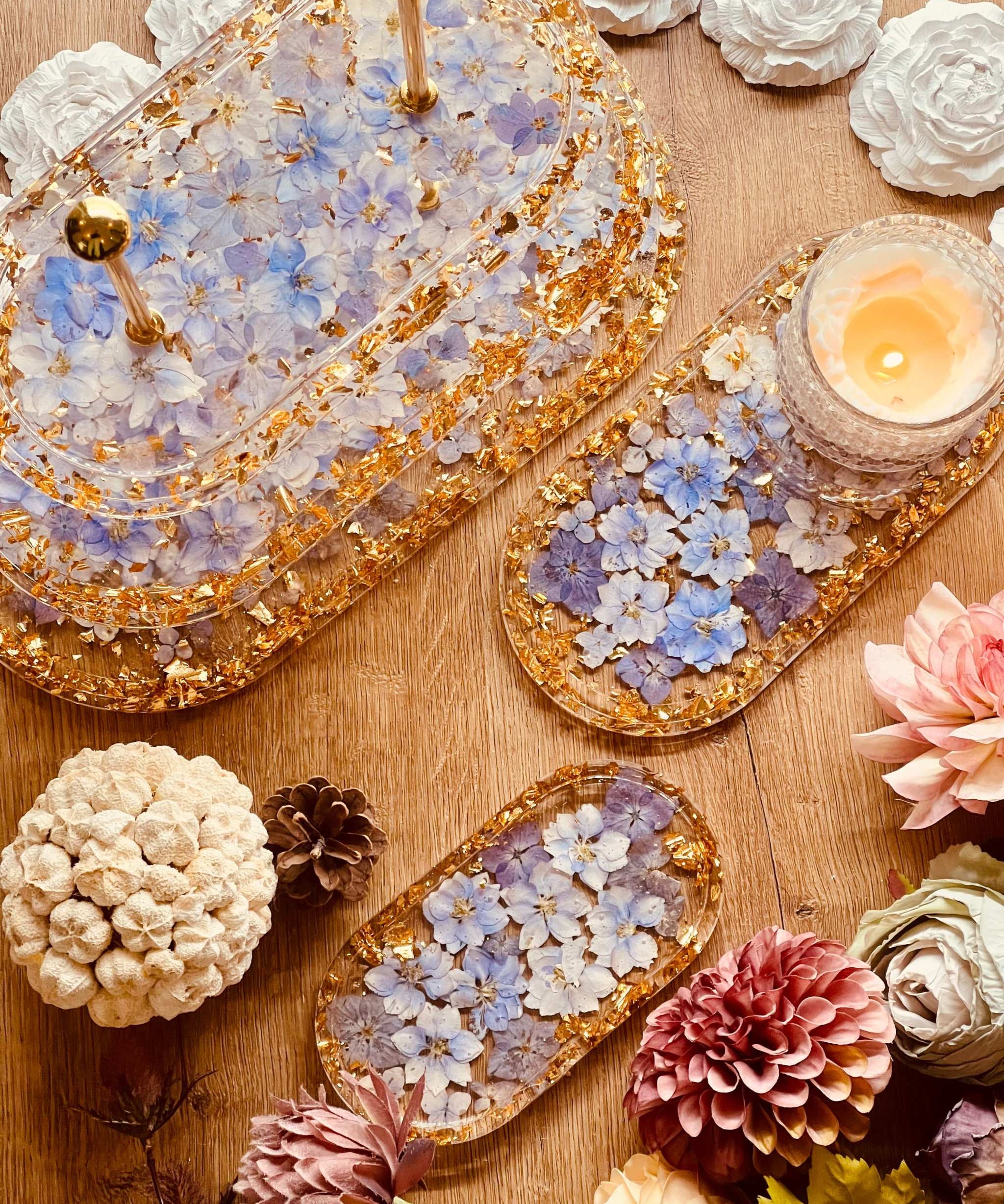 Exklusive ovale Resin Etagere mit violetten Blüten und Blattgold, 3-stöckig, handgefertigt – einzigartig und passend mit edlem Tablett. Epoxidharz Etagere Kuchenstaender violette Trockenblumen mit Blattgold
