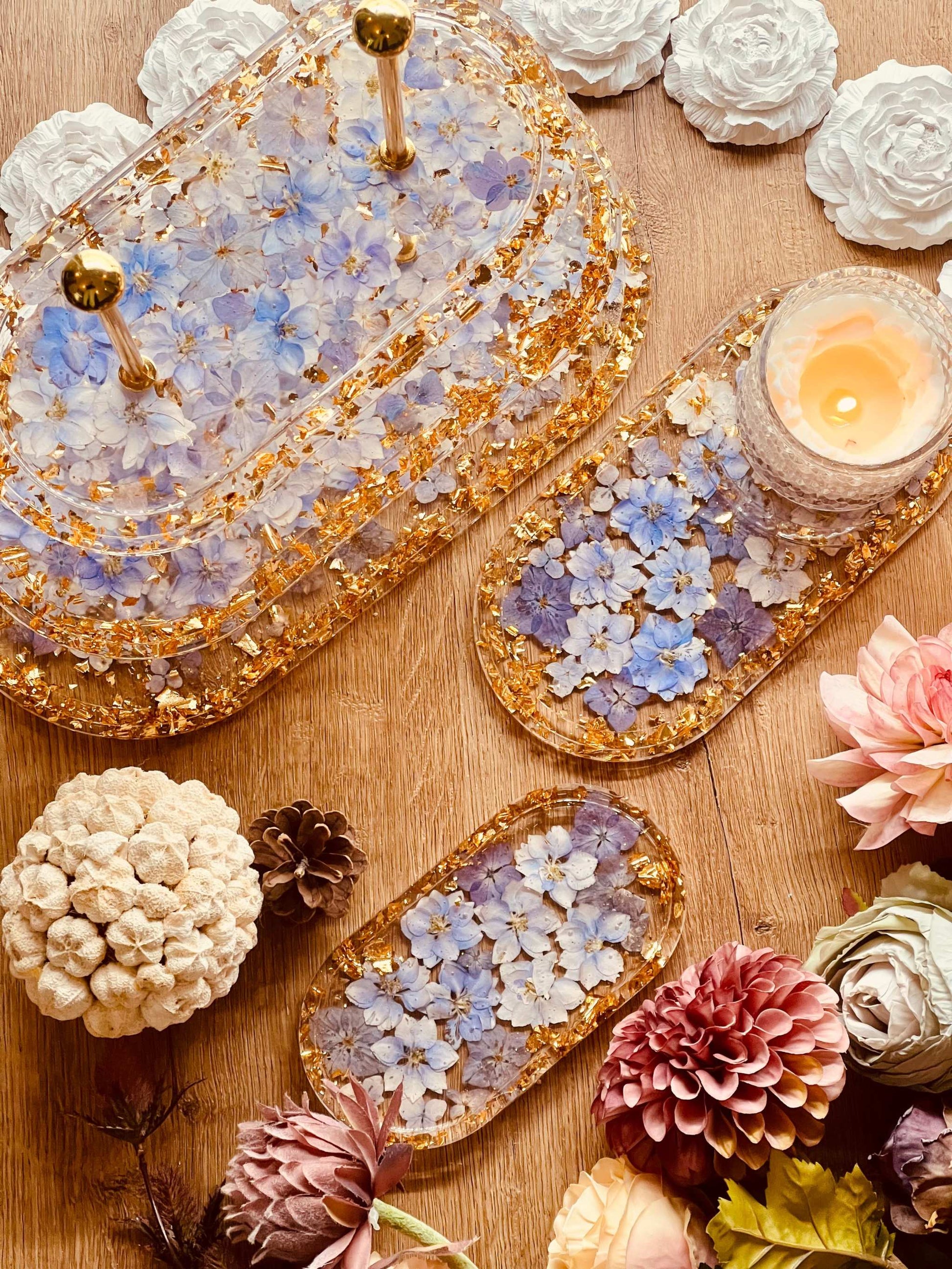 Exklusive ovale Resin Etagere mit violetten Blüten und Blattgold, 3-stöckig, handgefertigt – einzigartig und passend mit edlem Tablett. Epoxidharz Etagere Kuchenstaender violette Trockenblumen mit Blattgold