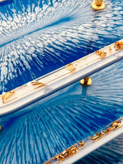 Einzigartige 3-stöckige Resin Etagere in Blau-Weiß mit Blattgold, handgefertigt und vielseitig einsetzbar, auch passend mit Tablett kombinierbar.Epoxidharz Etagere Kuchenstaender weiss blau marmoriert mit Gold