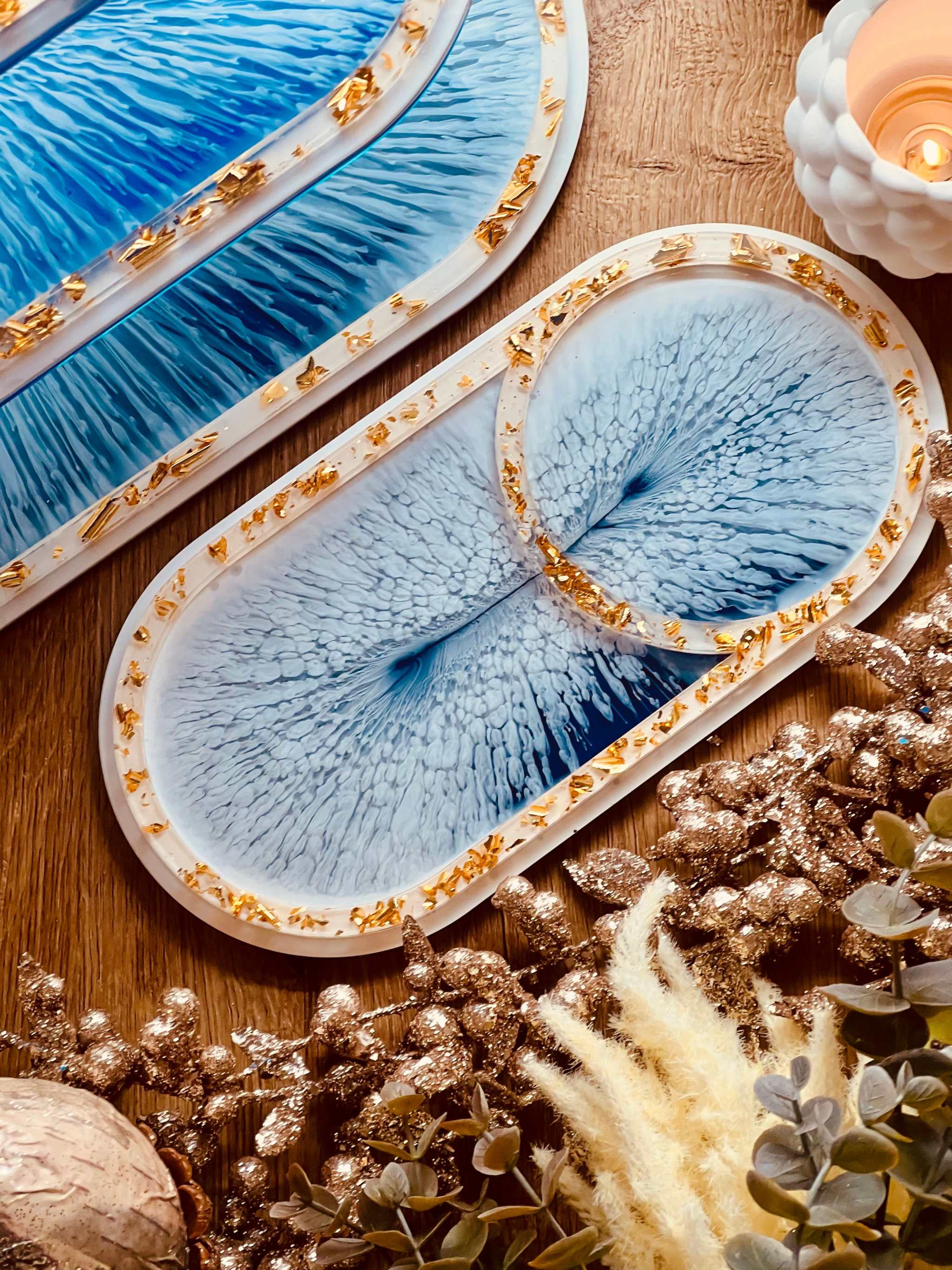 Exklusive ovale 3-stöckige Resin Etagere in Blau und Weiß mit Blattgold, handgefertigt, ideal als dekorative Servierplatte oder Geschenk.Epoxidharz Etagere Kuchenstaender weissblaue Struktur mit Goldakzenten