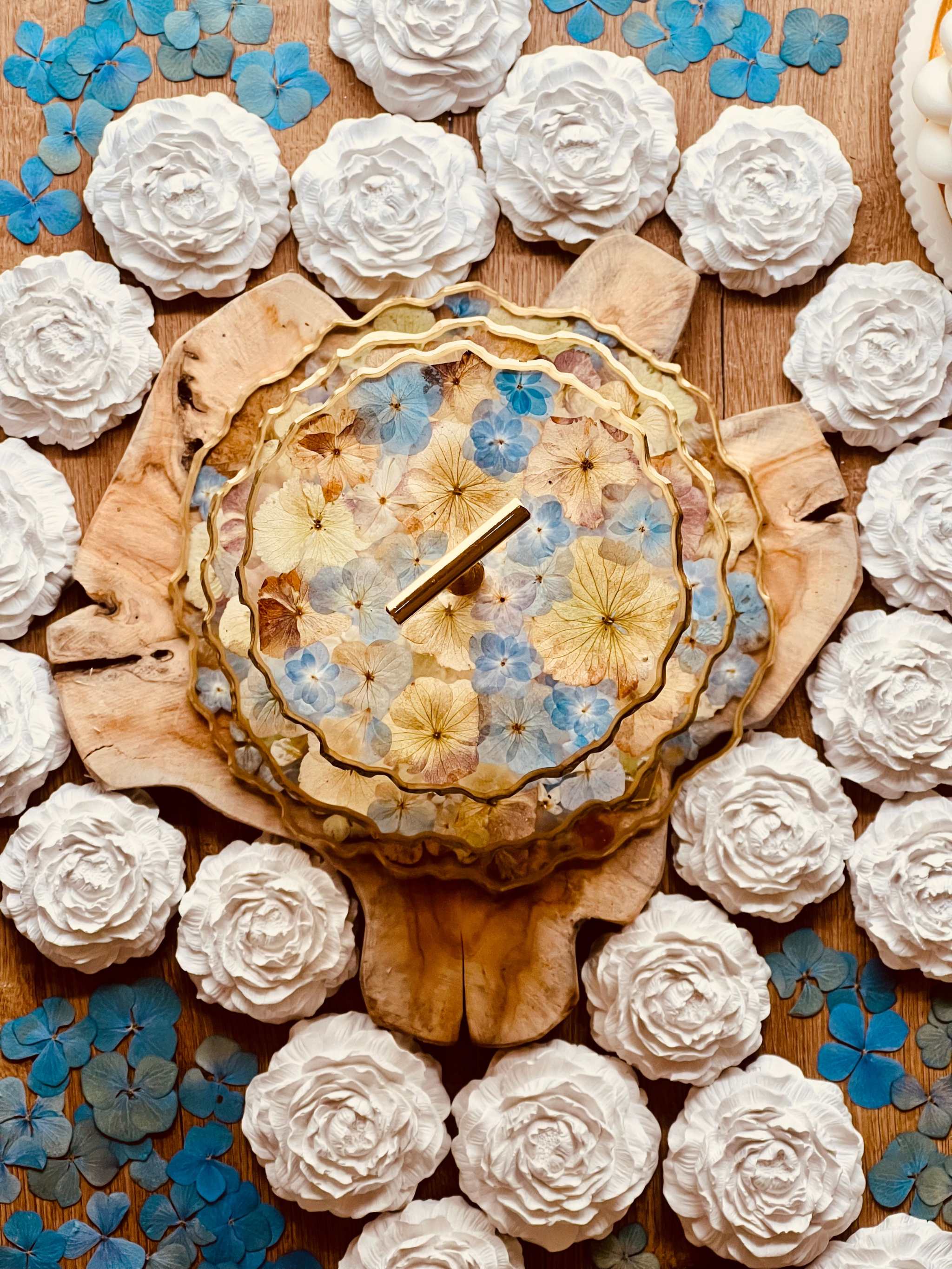 Handgefertigte Resin Etagere, dekoriert mit goldenen Details und Hortensien in natürlichen Farben und Blau. Individuelle und stilvolle Tischdekoration.Epoxidharz Etagere Kuchenstaender zarte Hortensienblueten mit Goldakzent