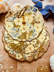 Epoxidharz Etagere Kuchenstaender zarte Trockenblumen und Goldveredelung.Floraler Kuchenständer mit romantischen Trockenblumen, Farnzweigen und Goldschimmer – eine einzigartige Epoxidharz Etagere