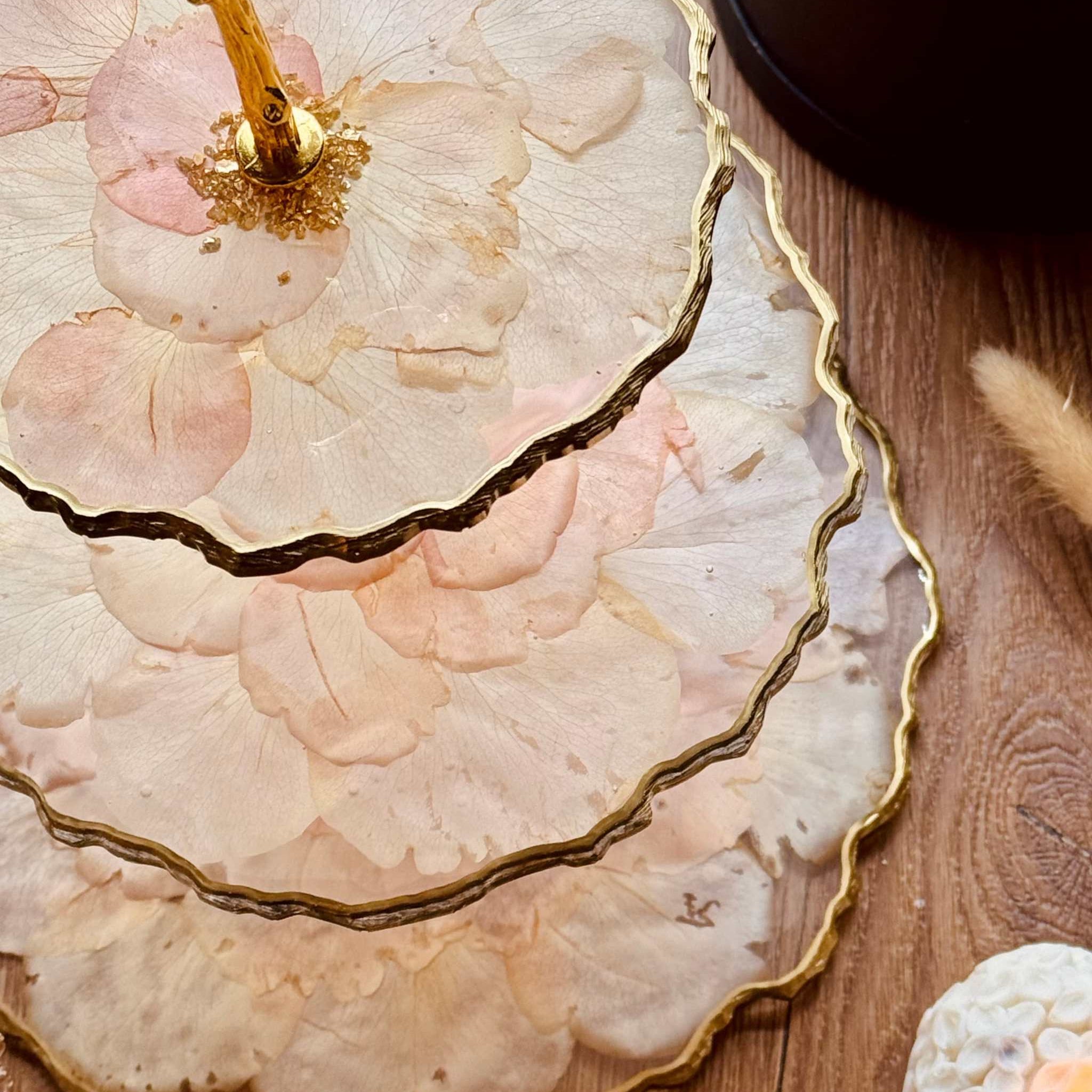 Epoxidharz Etagere mit goldenen Details und echten Rosenblättern – romantischer Kuchenständer für Vintage- und Blumenliebhaber