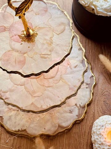 Epoxidharz Etagere mit goldenen Details und echten Rosenblättern – romantischer Kuchenständer für Vintage- und Blumenliebhaber