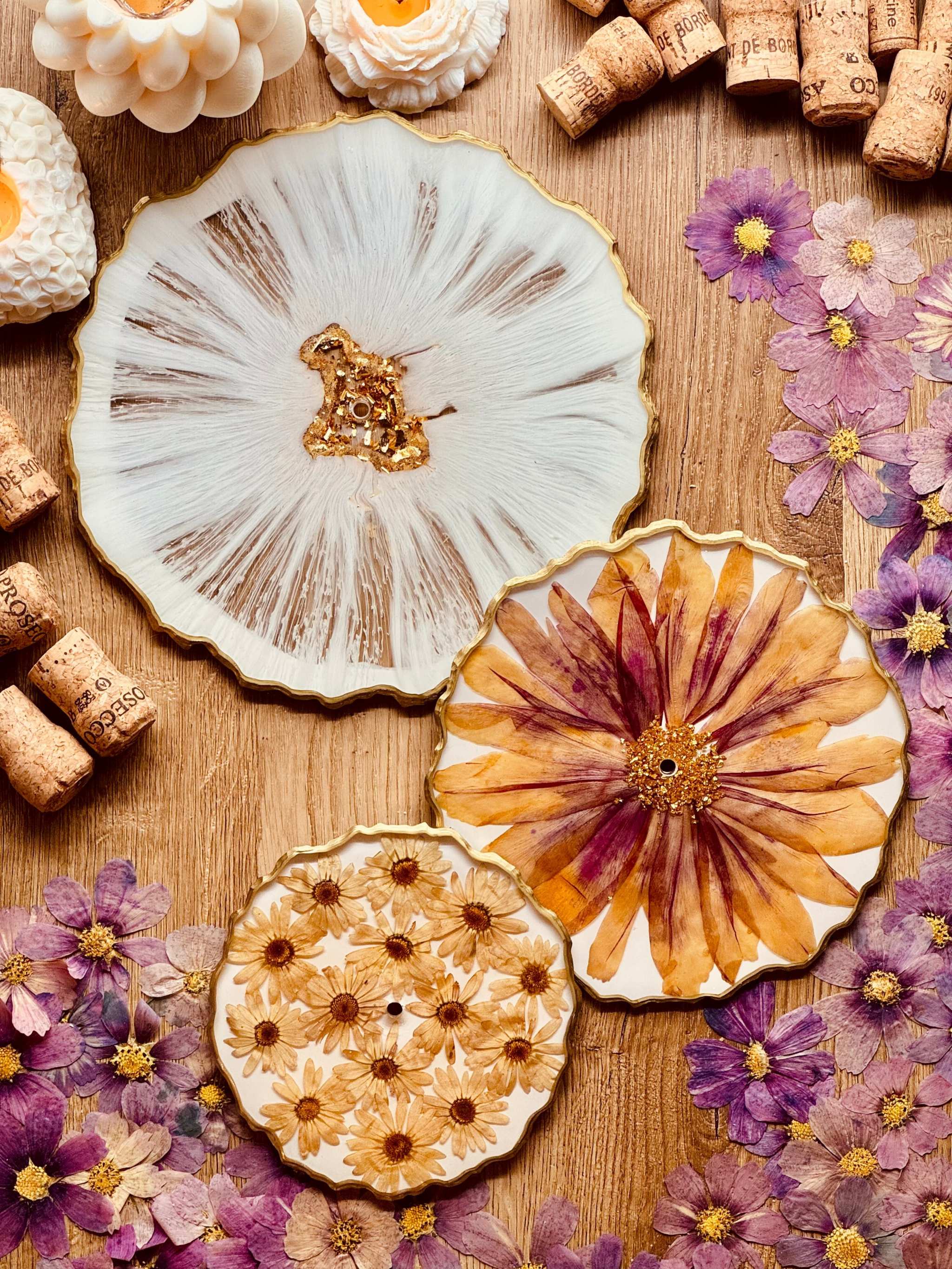 Epoxidharz Etagere mit getrockneten rosa Blüten, Pfingstrosenblättern und goldenen Details auf Holzuntergrund