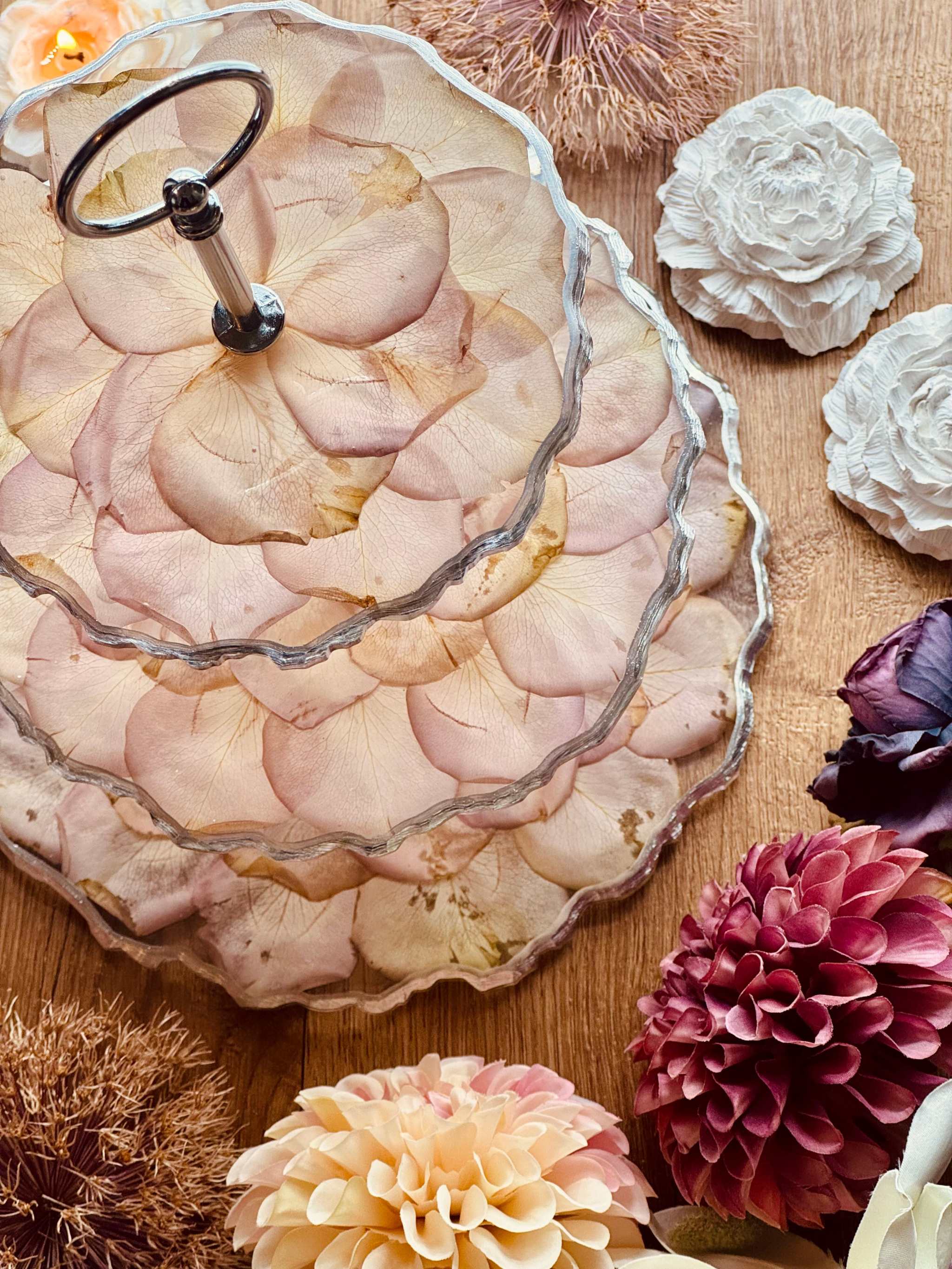 Epoxidharz Etagere mit getrockneten rosa Rosenblättern und silbernem Rand, handgefertigtes dreistufiges Design auf Holztisch mit Dekoblumen