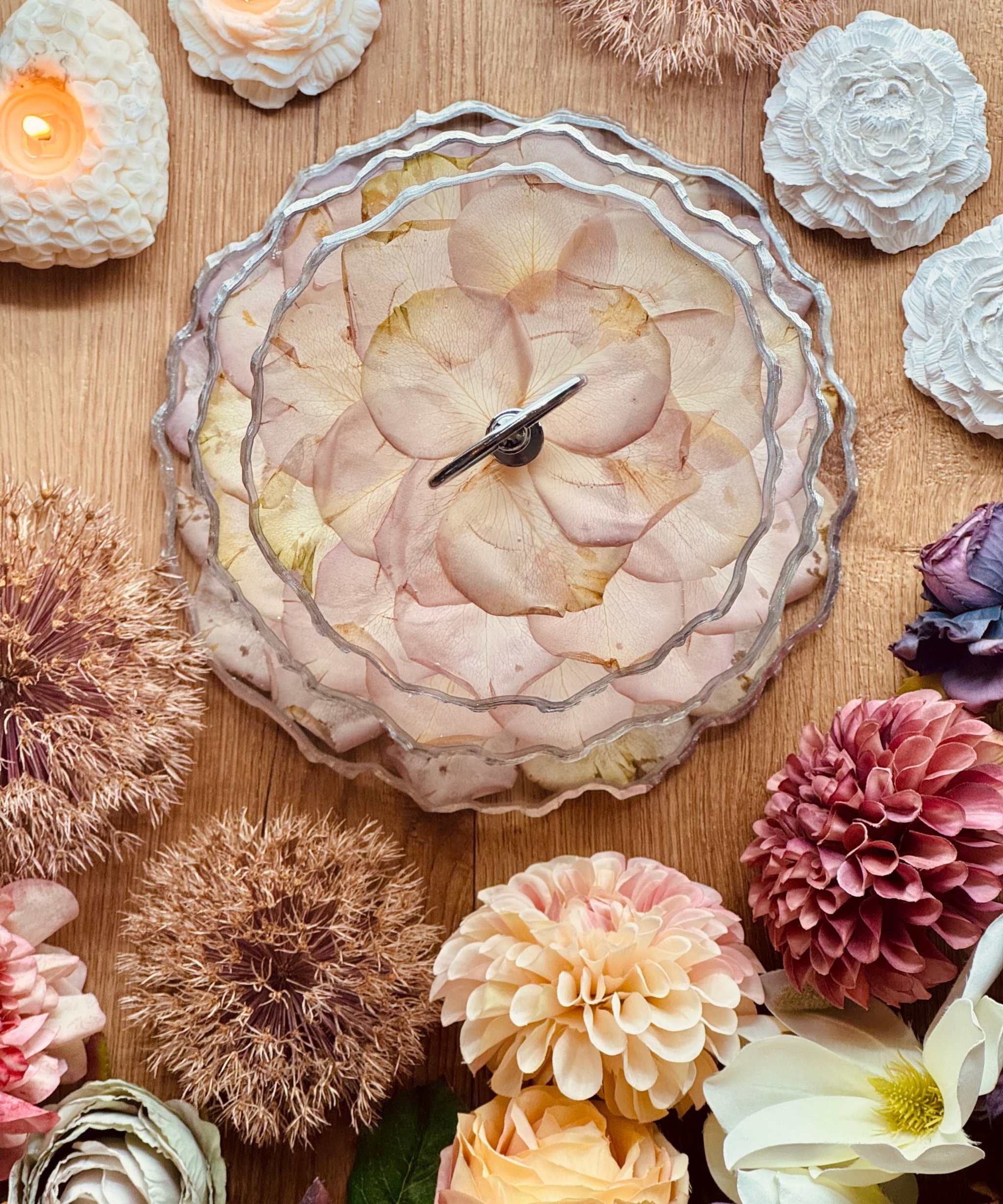 Epoxidharz Etagere mit getrockneten rosa Rosenblättern und silbernen Akzenten, handgefertigt und einzigartig.