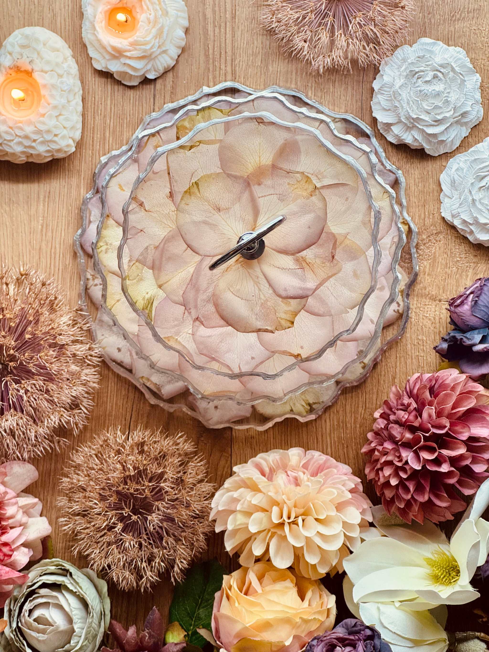 Epoxidharz Etagere mit getrockneten rosa Rosenblättern und silbernen Akzenten, handgefertigt und einzigartig.