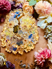 Epoxidharz Etagere mit goldenen Akzenten und Trockenblumen – kunstvoll handgegossener Kuchenständer mit natürlicher Eleganz