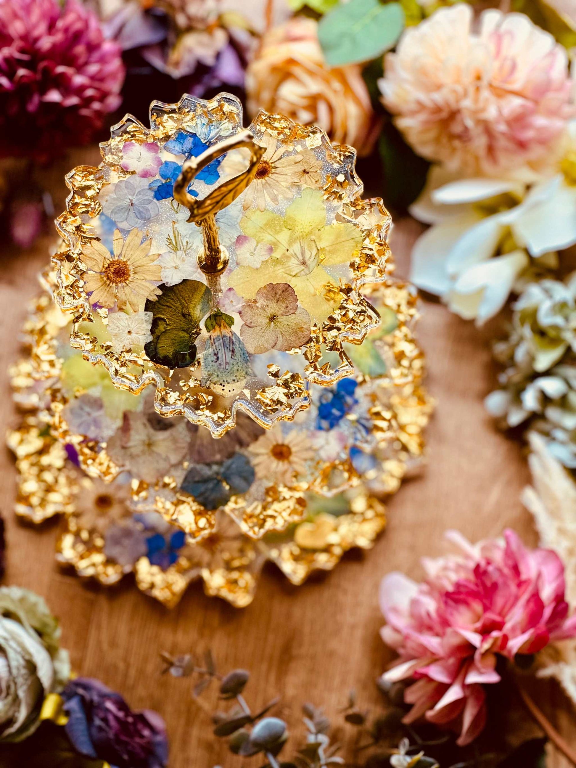 Epoxidharz Etagere mit goldenen Akzenten und Trockenblumen – kunstvoll handgegossener Kuchenständer mit natürlicher Eleganz