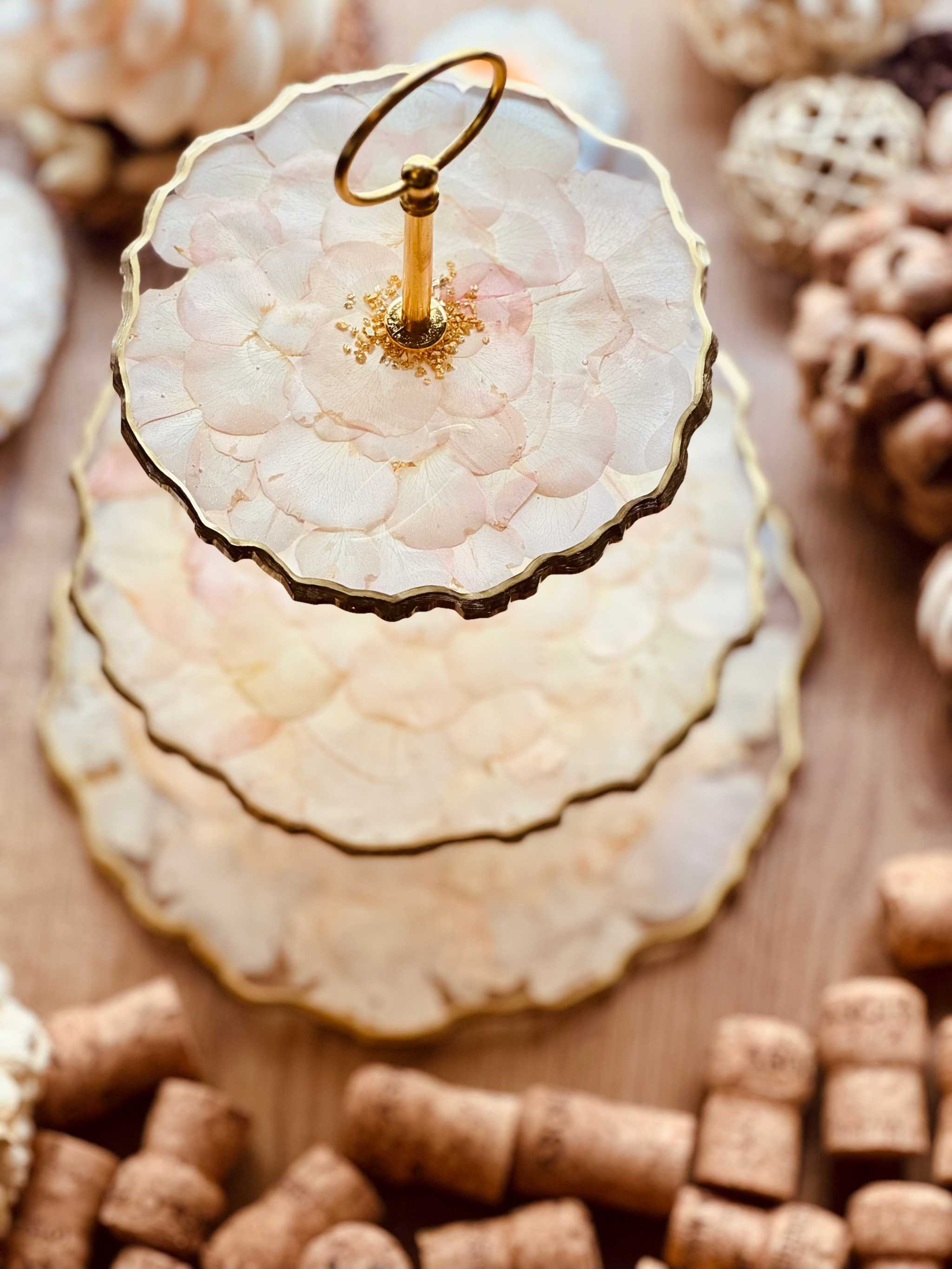 Epoxidharz Etagere mit rosa Rosenblättern ist die perfekte Geschenkidee für deine liebsten