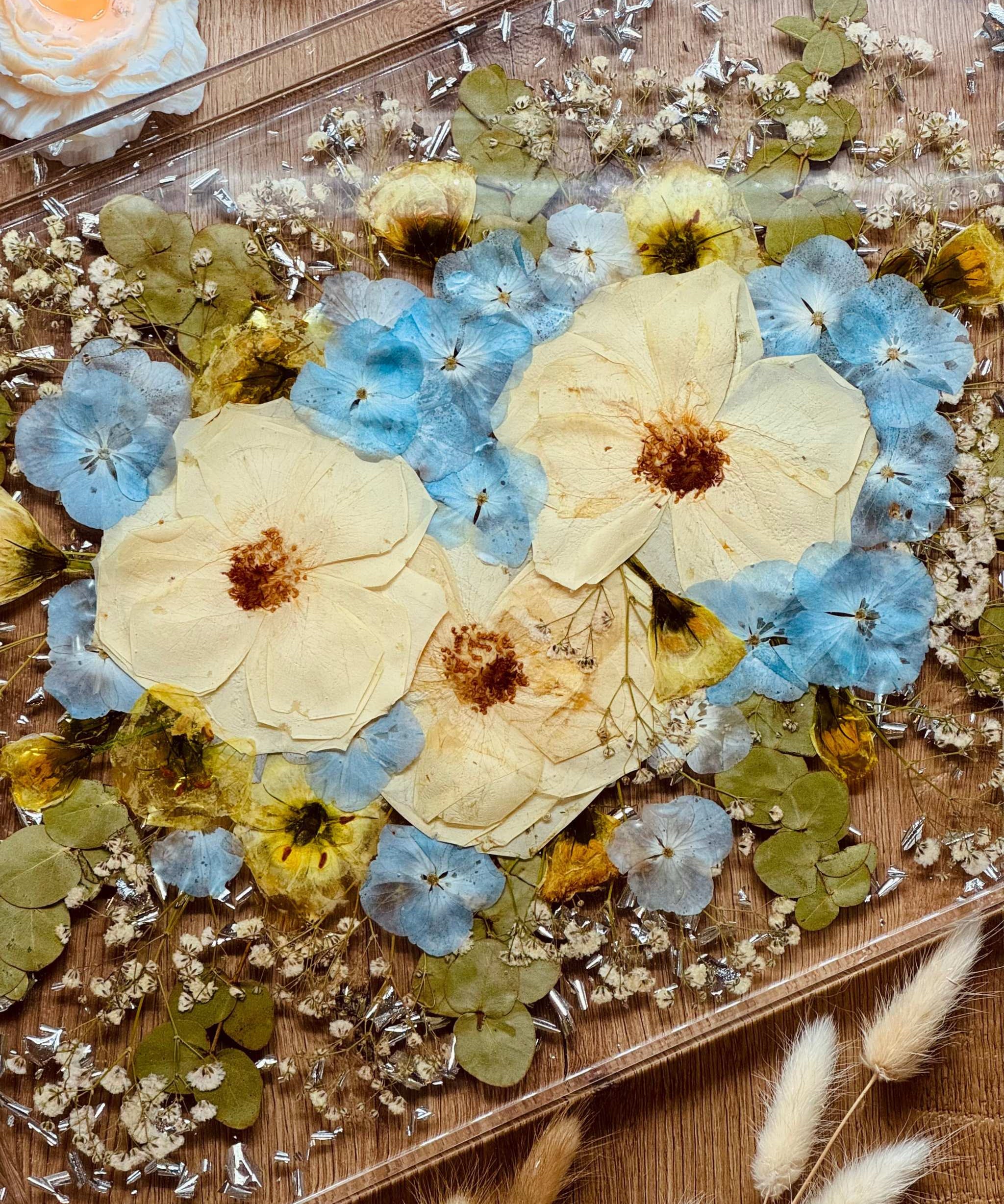 Epoxidharz Tablett aus deinem Brautstrauss in rechteckig mit Acryl im Detail 