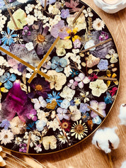 Epoxidharz Uhr mit echten Blumen und gold Details handgemacht