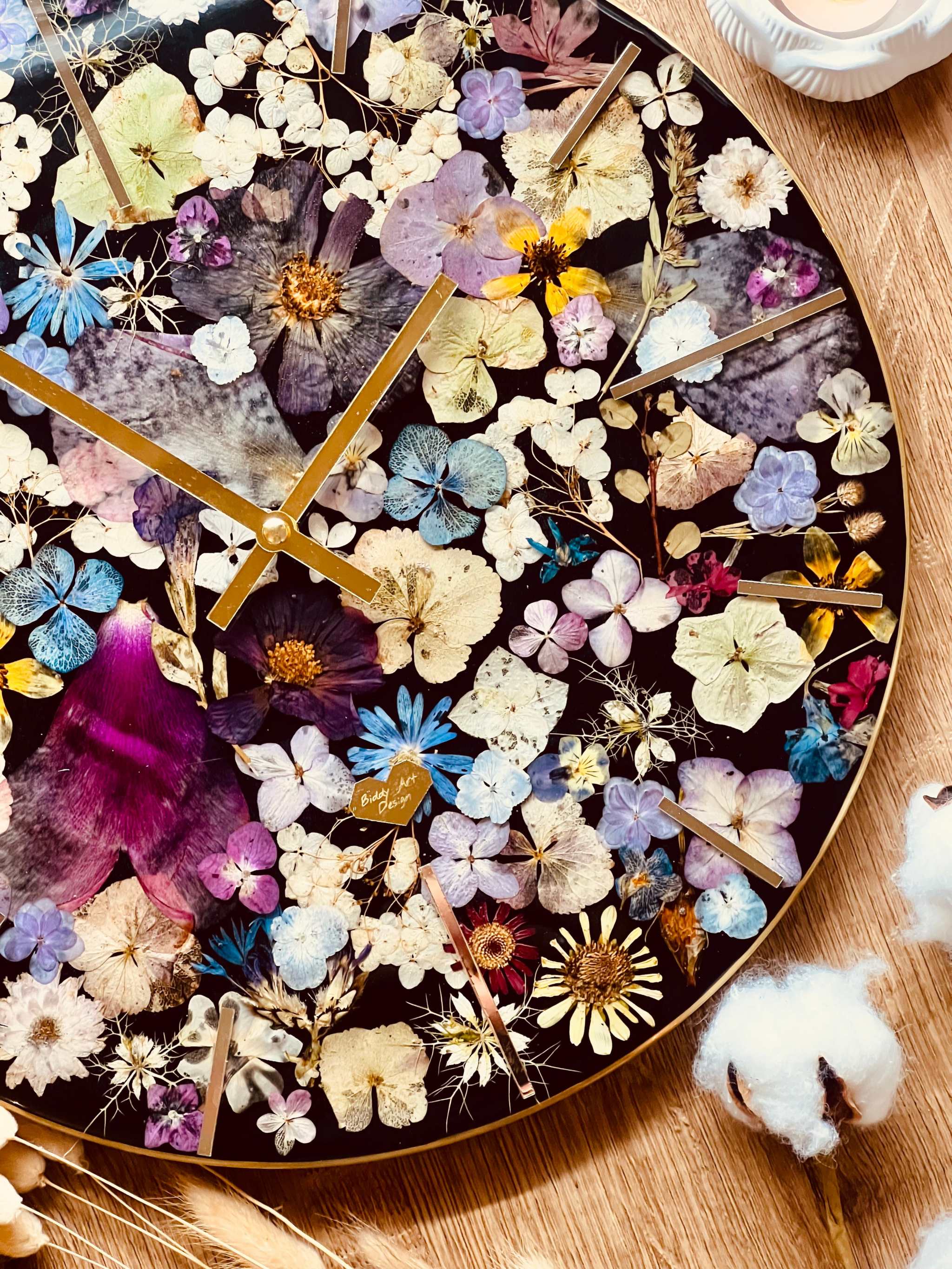 Epoxidharz Uhr mit echten Blumen und gold Details handgemacht