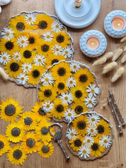 Etagere aus Resin mit Sonnenblumen, goldenen oder silbernen Details, dreistöckig, stilvoll für Gebäck und Obst, handgefertigt, dekorativ.
