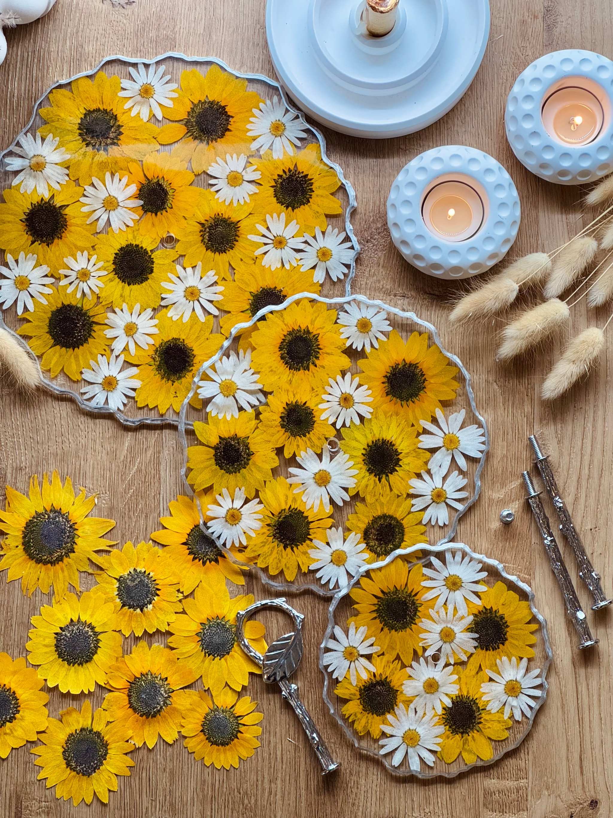 Etagere aus Resin mit Sonnenblumen, goldenen oder silbernen Details, dreistöckig, stilvoll für Gebäck und Obst, handgefertigt, dekorativ.
