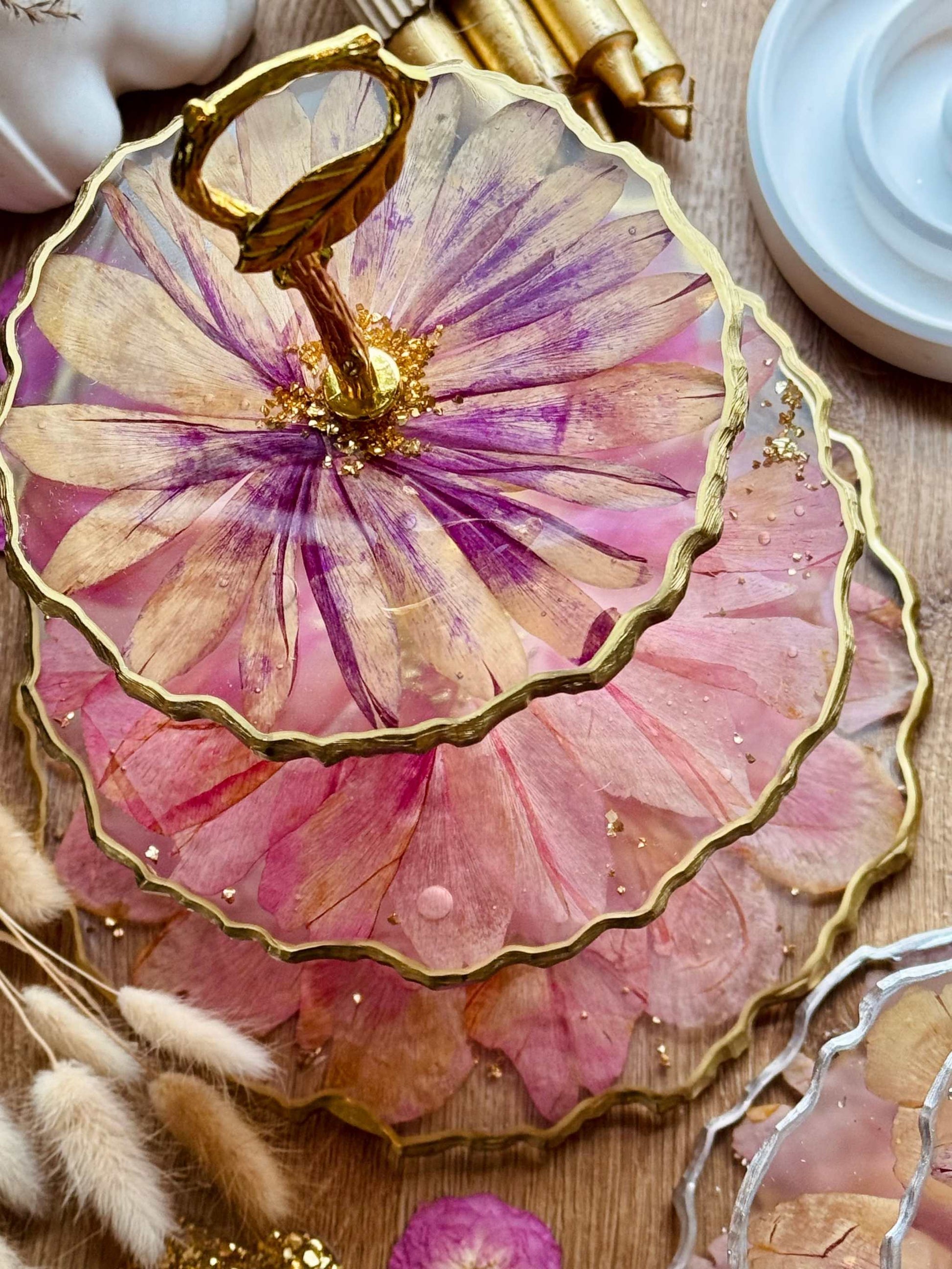 Epoxidharz Etagere aus Resin mit pinken Pfingstrosen und goldenen Details, dreistöckig für Pralinen oder Gebäck, elegante und romantische Tischdekoration.