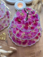 Epoxidharz Etagere aus Resin mit pinken und rosa Blüten, goldenen Details, handgefertigt, ideal als Tischdekoration oder Geschenk.