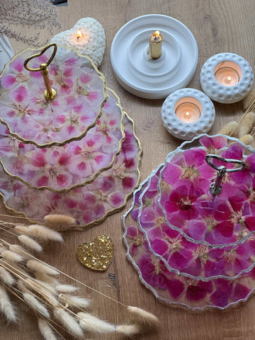 Etagere aus Epoxidharz mit romantischen pinken und rosa Blüten