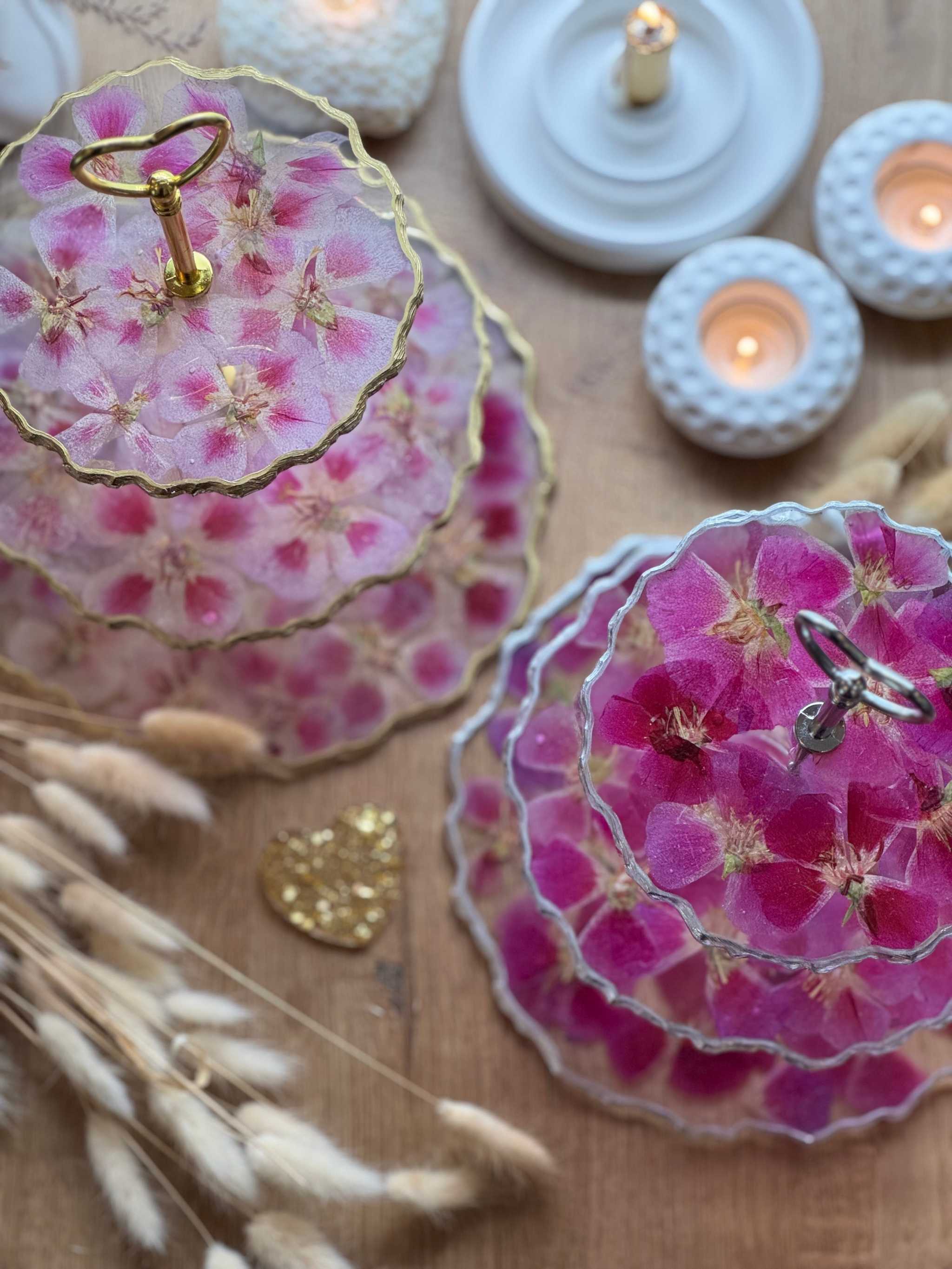 Epoxidharz Etagere aus Resin mit pinken und rosa Blüten, goldenen und silbernen Details, handgefertigt, elegant für Tischdekoration.