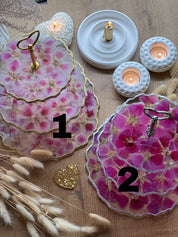 Epoxidharz Etagere aus Resin mit pinken und rosa Blüten, goldenen und silbernen Details, handgefertigtes Design, ideal für Tischdekoration.