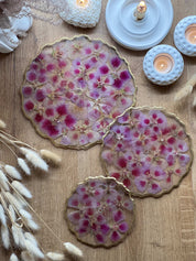 Epoxidharz Etagere aus Resin mit pinken und rosa Blüten, handgefertigt, goldene und silberne Details, Tischdekoration.