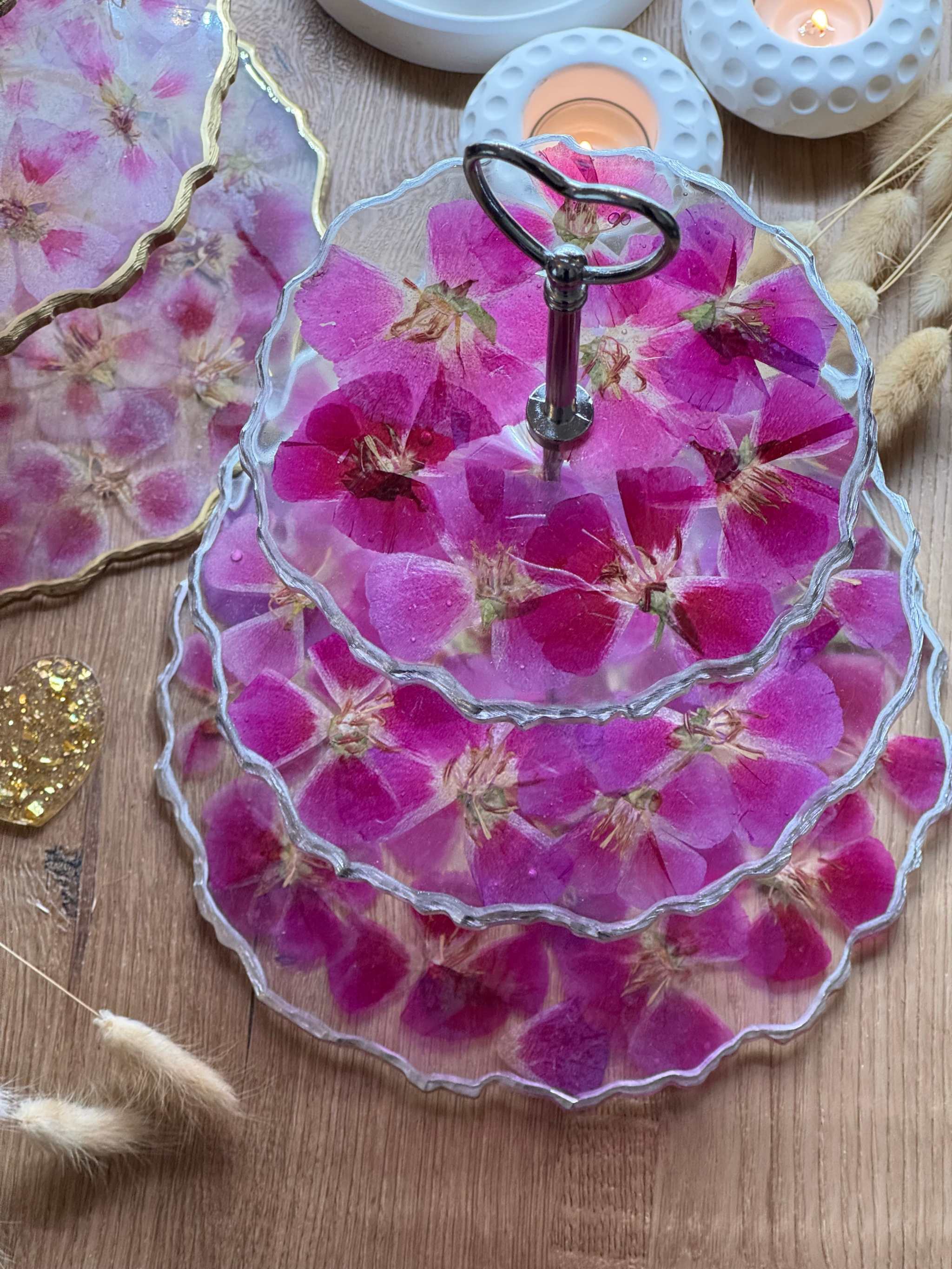 Epoxidharz Etagere aus Resin mit pinken und rosa Blüten, silbernen Details, handgefertigt, elegant.