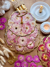 Epoxidharz Etagere aus Resin mit roten und rosa Rosen, goldene Details, handgefertigt, ideal für Tischdekoration.