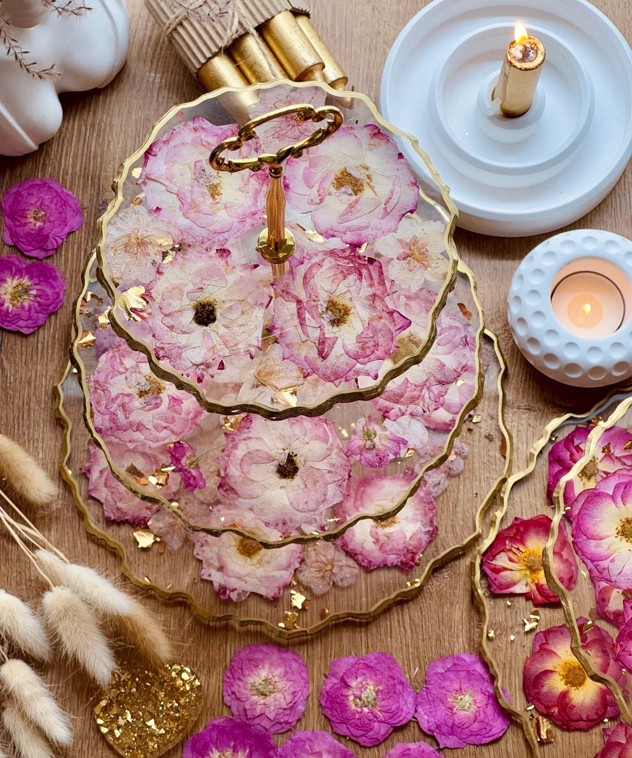 Epoxidharz Etagere aus Resin mit roten und rosa Rosen, goldene Details, handgefertigt, ideal für Tischdekoration.