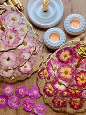 Epoxidharz Etagere aus Resin mit roten und rosa Rosen, goldene Details, ideal für Tischdekoration oder Geschenk.