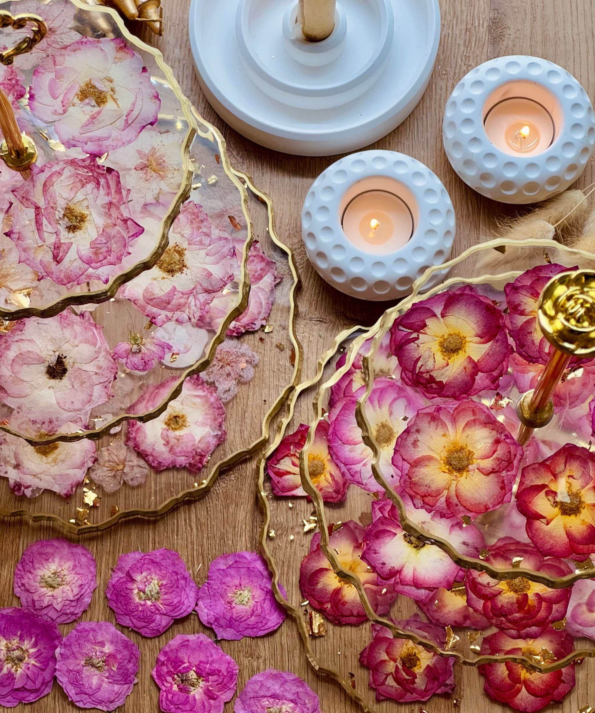 Epoxidharz Etagere aus Resin mit roten und rosa Rosen, goldene Details, ideal für Tischdekoration oder Geschenk.