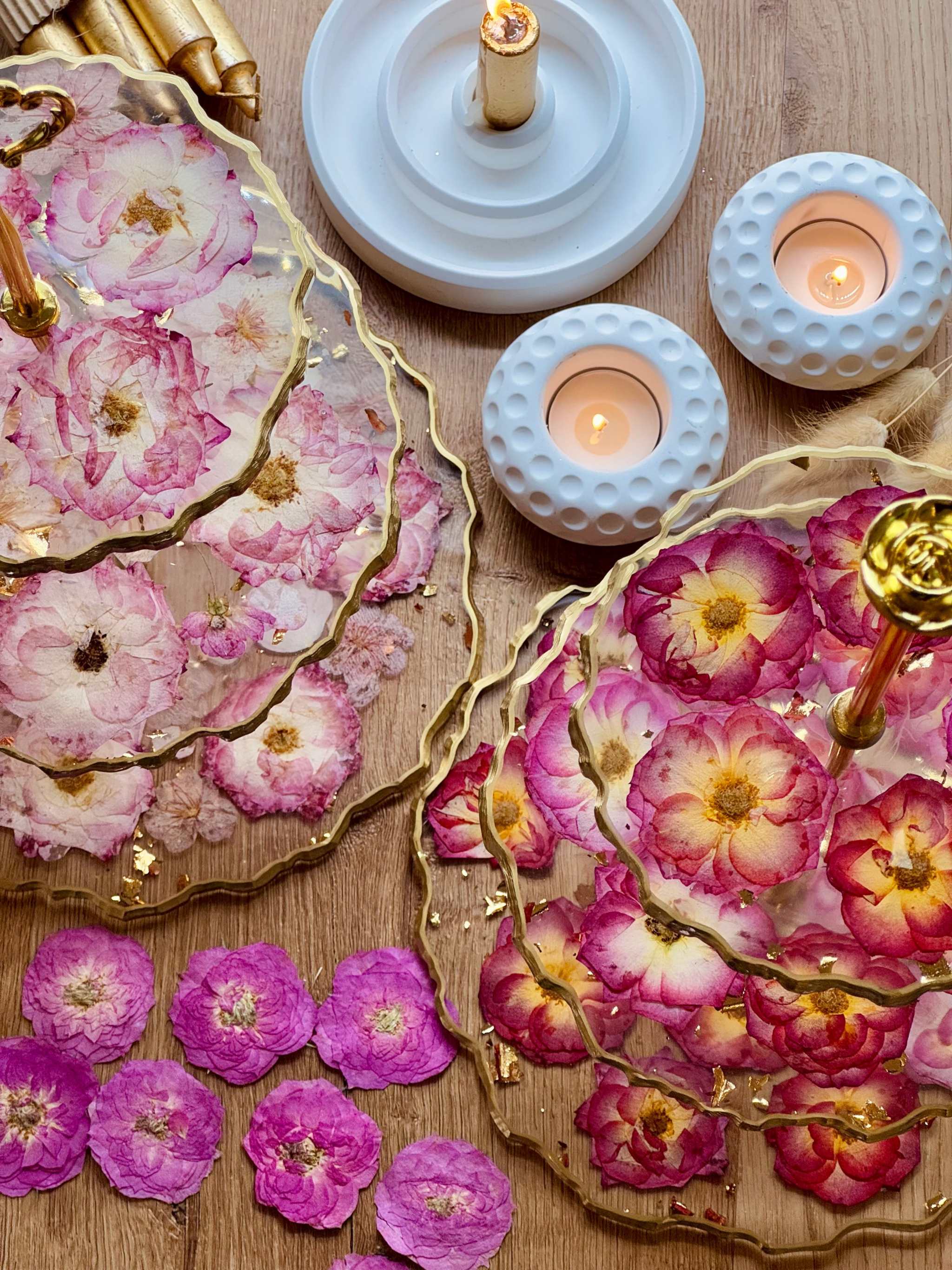 Epoxidharz Etagere aus Resin mit roten und rosa Rosen, goldene Details, ideal für Tischdekoration oder Geschenk.