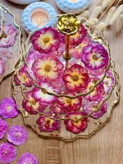 Epoxidharz Etagere aus Resin mit roten und rosa Rosen, goldenen Details, handgefertigt, ideal für Tischdekoration oder als Geschenk.