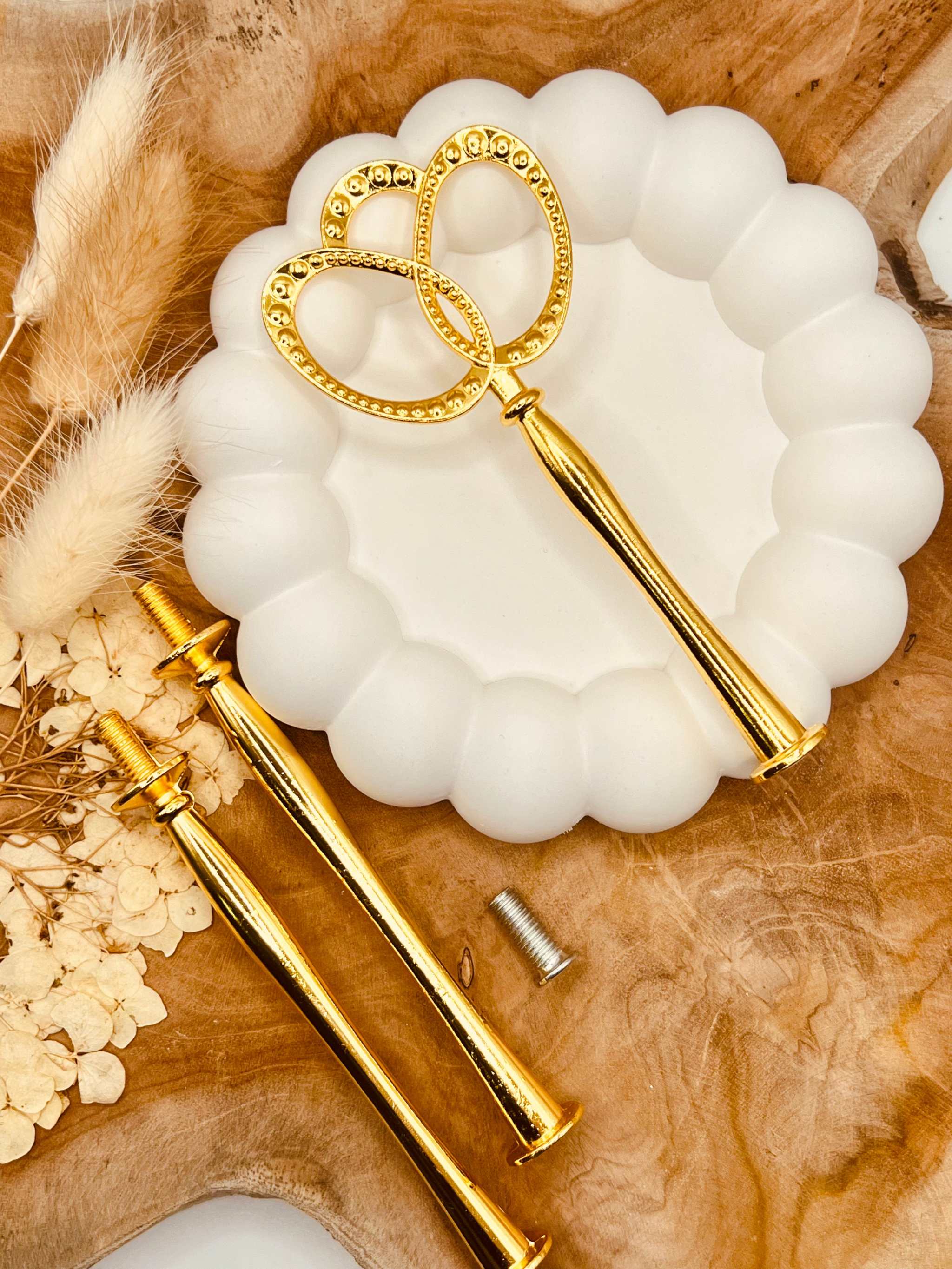Etagerenstange “Bubble Rings” in glänzendem Gold, stilvoll und stabil