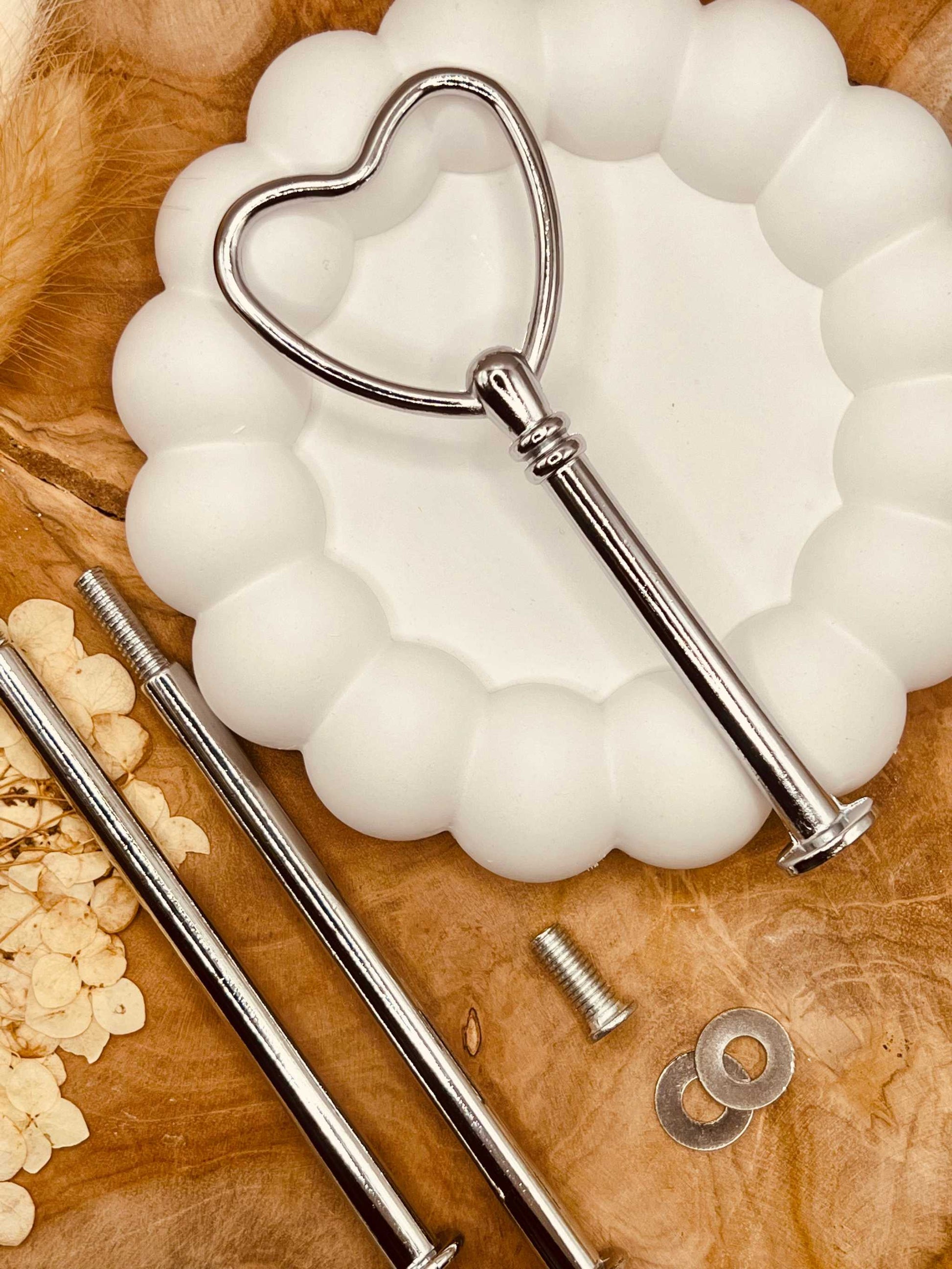 Etagerenstange “Heart” in glänzendem Silber, stilvoll und stabil