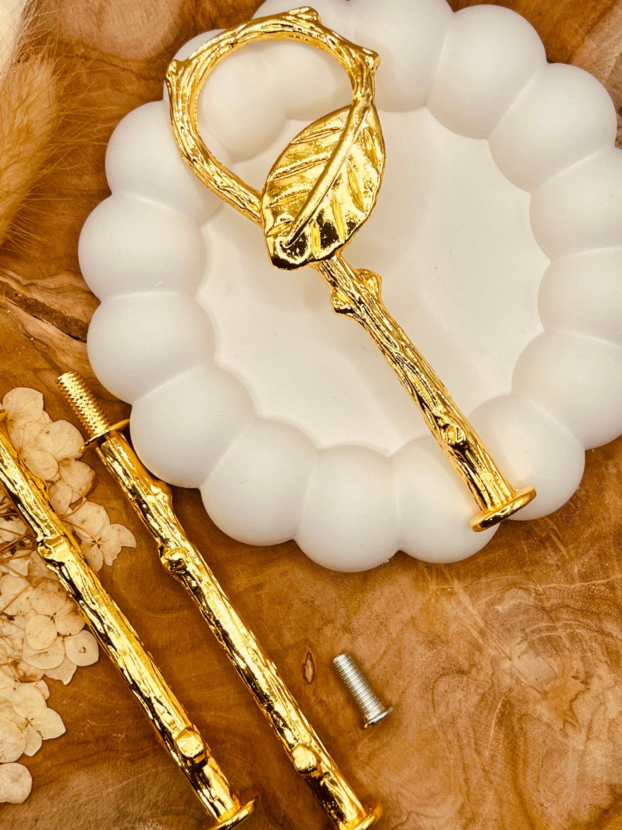 Etagerenstange “Leaf” in glänzendem Gold mit 11,5 cm Abschlusselement