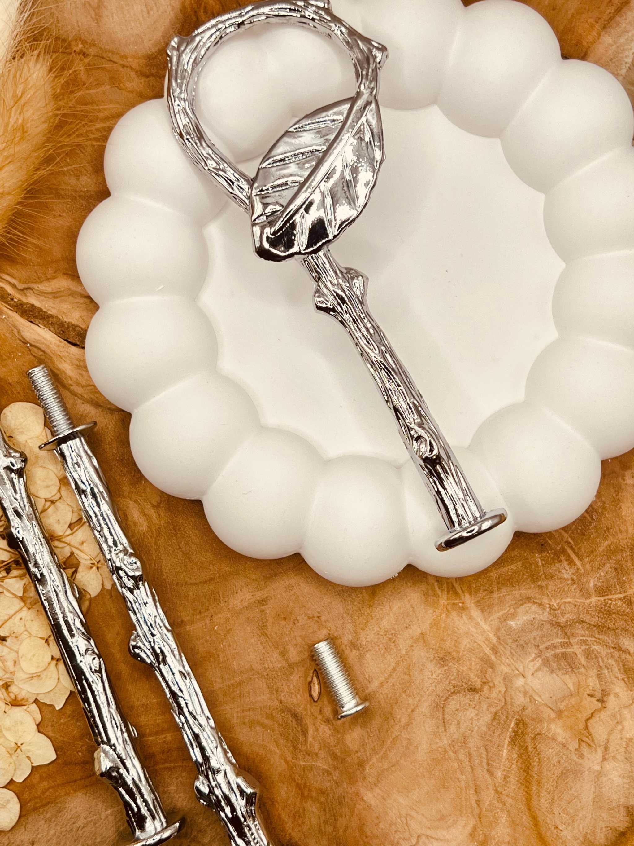 Etagerenstange “Leaf” in glänzendem Silber, stilvoll und stabil