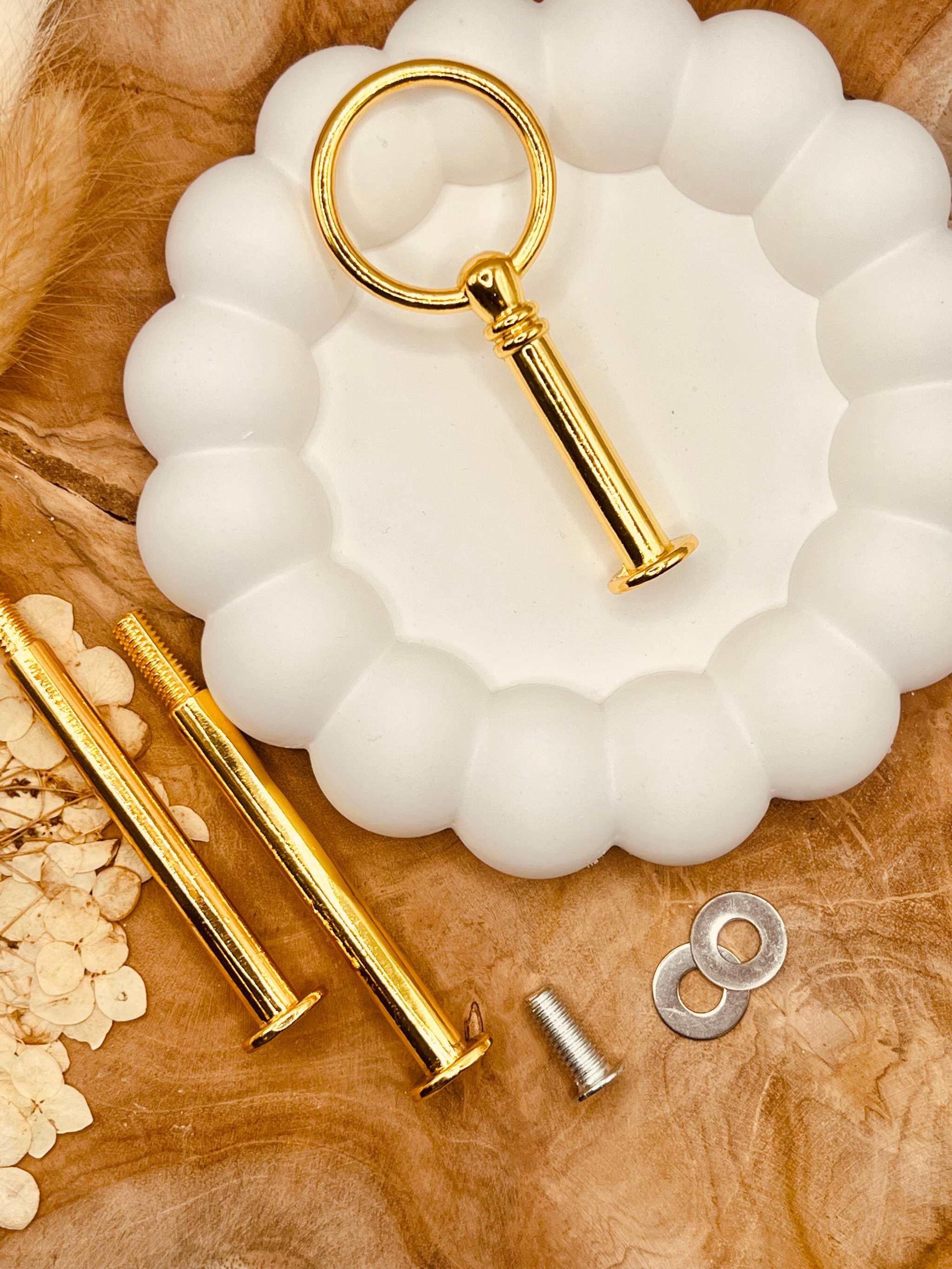 Etagerenstange “The Mini Ring” in glänzendem Gold, stilvoll und kompakt