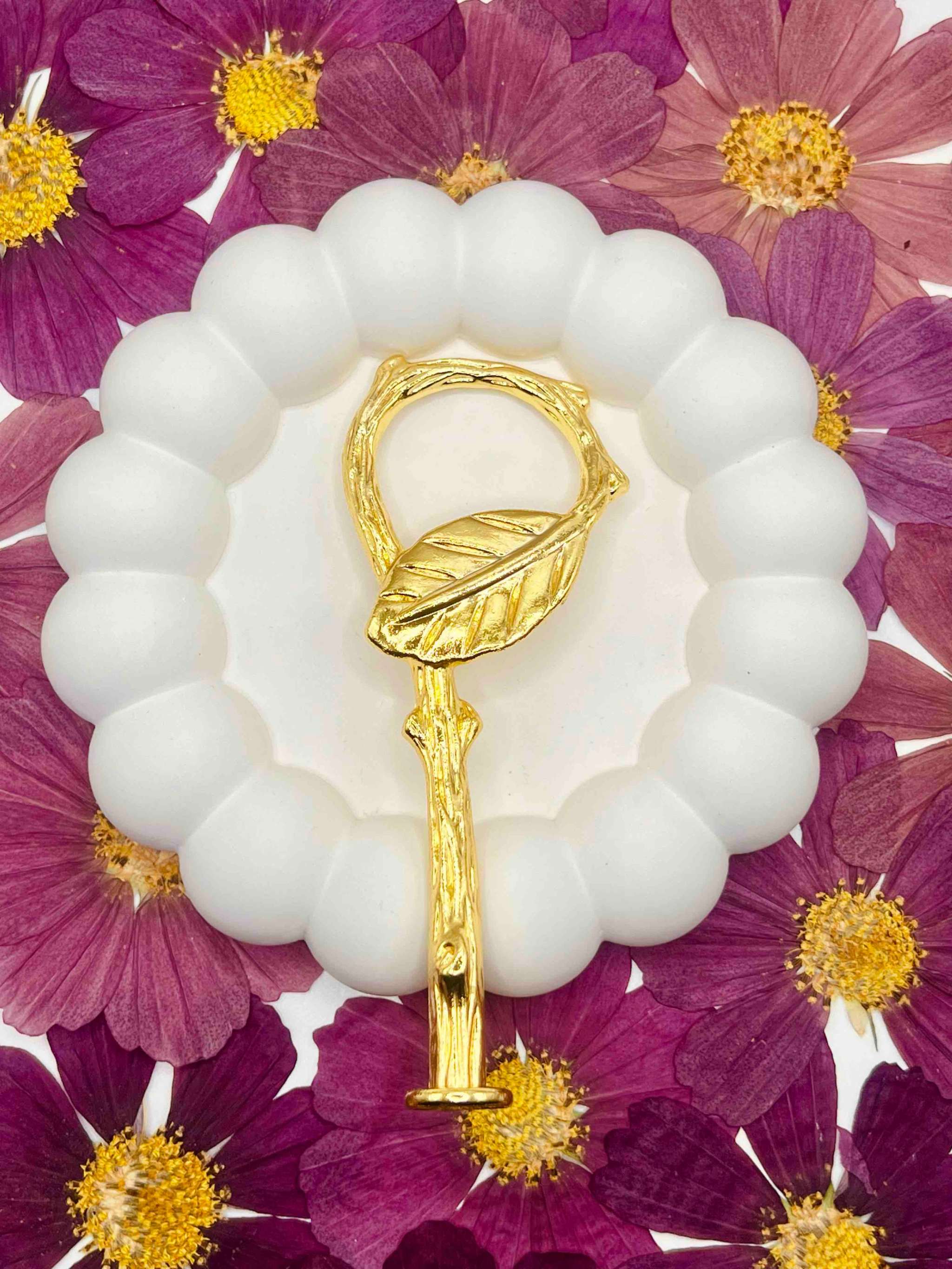 Goldene Etagerenstange mit einfacher Schraubmontage für DIY-Projekte -Etagerenstange in Gold auf dreiteiliger Resin-Etagere montiert