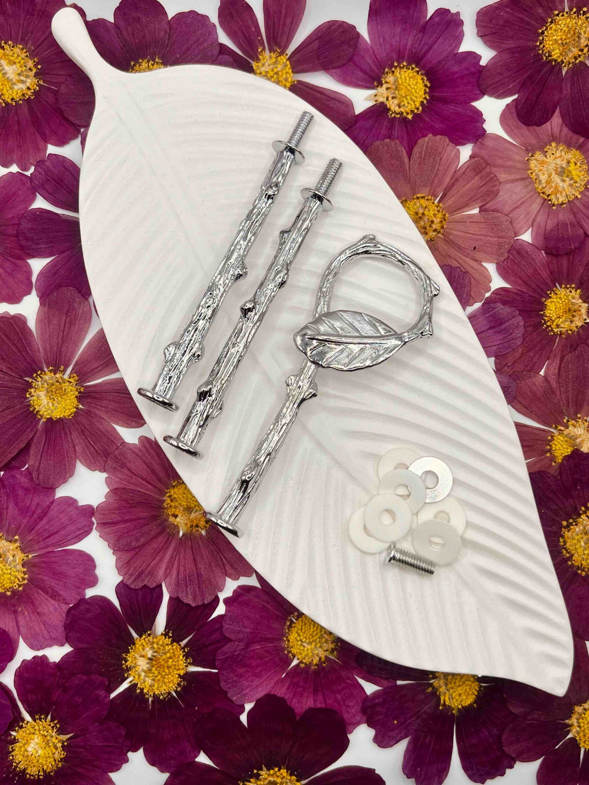 Etagerenstange in Silber mit feiner Gravur am Abschlussstück