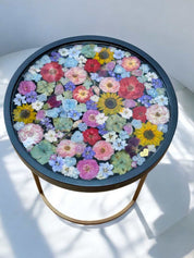 Brautstrauß konservieren -  Exklusiver Epoxidharz Couchtisch mit runder Platte (40 cm Durchmesser) und bunten Trockenblumen – hochwertig verarbeitet mit goldfarbenem Metallgestell. Auch mit deinem Brautstrauß zur Brautstrauss Konservierung